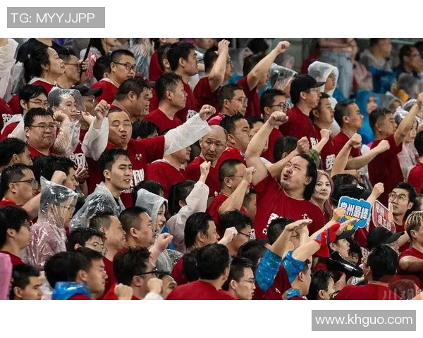 足球明星化身球迷巧妙混入赛场引发热议与欢笑